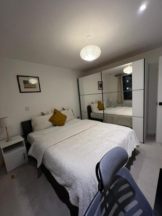 Сasa de vacaciones Newly Refurbished - Entire 4 Bedroom Private House With Kitchen, Living & Private Garden - 1 Cape House London, Within 30 Mins From London, Bridge & Canary Wharf *